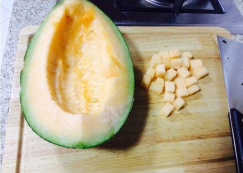 小蜜蜂吃哈密瓜视频大全,小蜜蜂品尝哈密瓜美味瞬间