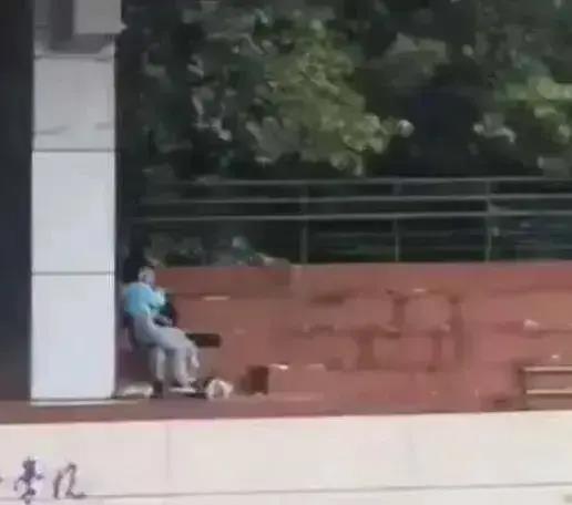 武昌某大学网吧吃瓜视频,吃瓜群众围观校园奇观