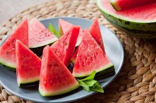 西安冬天吃瓜视频,西安街头热辣吃瓜，暖意融融的冬日风情